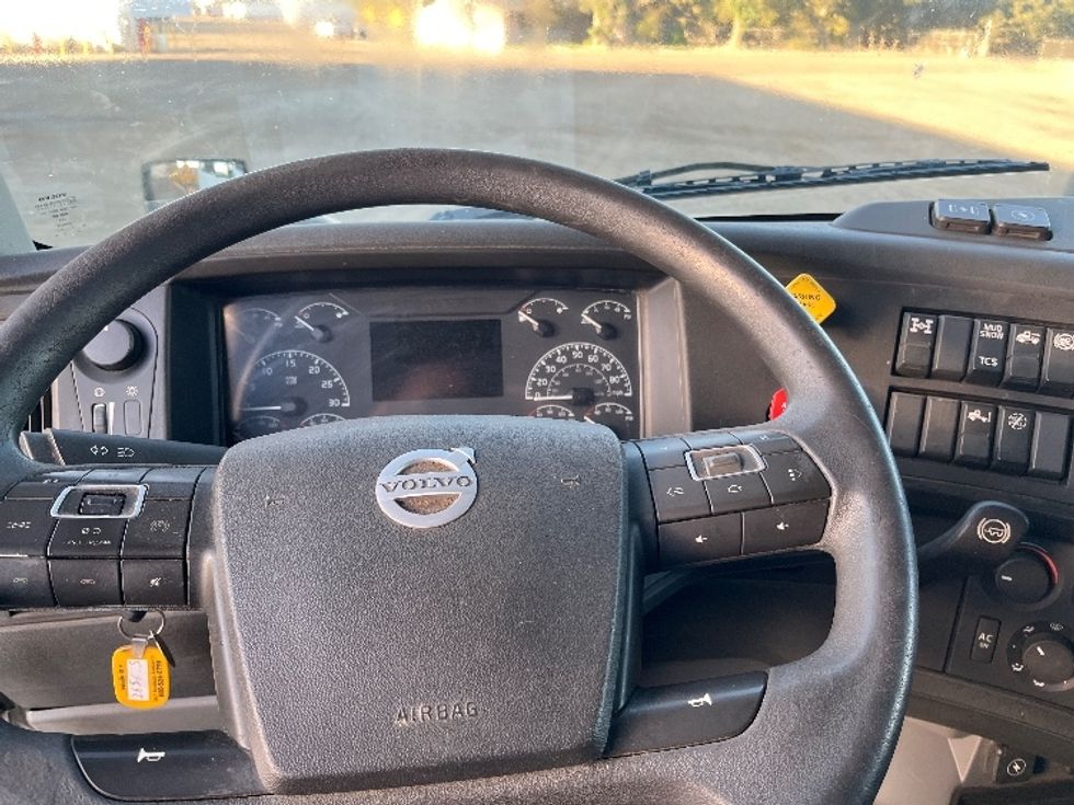 Sleeper Tractor-Heavy Duty Tractors-Volvo-2020-VNL64860-Fresno-CA-436,205\n\t\tmiles-$ 78,750 - Image 11