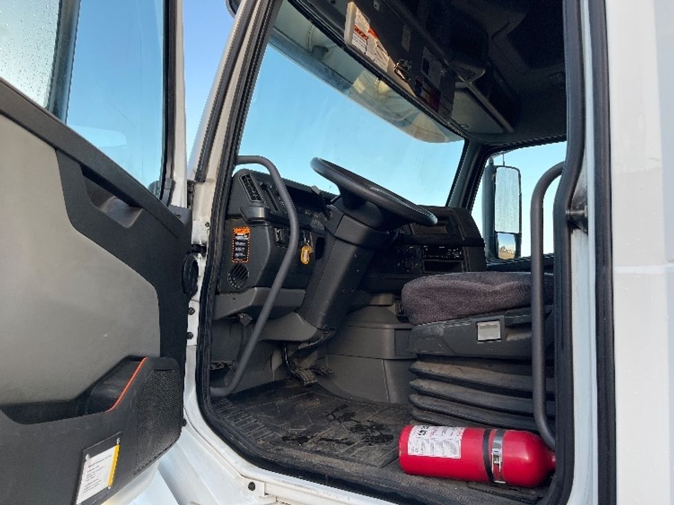Sleeper Tractor-Heavy Duty Tractors-Volvo-2020-VNL64860-Fresno-CA-436,205\n\t\tmiles-$ 78,750 - Image 9