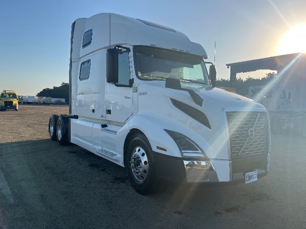 Sleeper Tractor-Heavy Duty Tractors-Volvo-2020-VNL64860-Fresno-CA-441,029\n\t\tmiles-$ 78,500 - Image 1