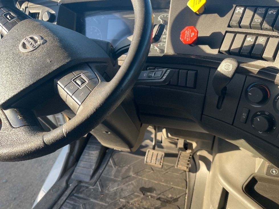 Sleeper Tractor-Heavy Duty Tractors-Volvo-2020-VNL64860-Fresno-CA-441,029\n\t\tmiles-$ 78,500 - Image 12