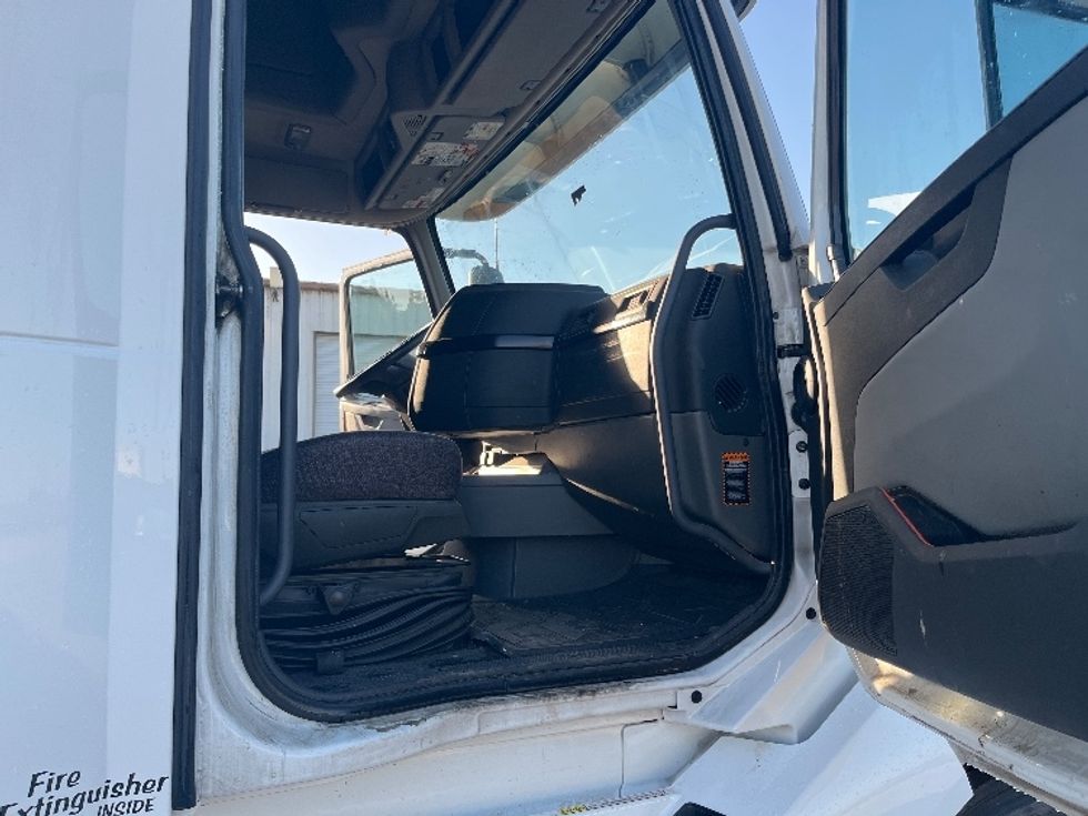 Sleeper Tractor-Heavy Duty Tractors-Volvo-2020-VNL64860-Fresno-CA-441,029\n\t\tmiles-$ 78,500 - Image 13