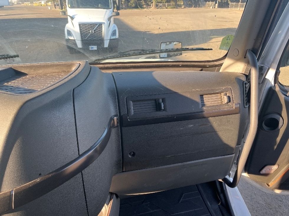 Sleeper Tractor-Heavy Duty Tractors-Volvo-2020-VNL64860-Fresno-CA-441,029\n\t\tmiles-$ 78,500 - Image 14
