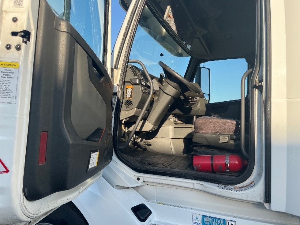 Sleeper Tractor-Heavy Duty Tractors-Volvo-2020-VNL64860-Fresno-CA-441,029\n\t\tmiles-$ 78,500 - Image 9
