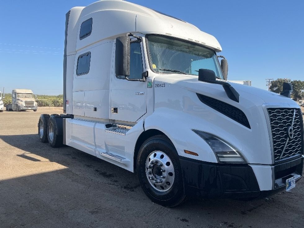 Sleeper Tractor-Heavy Duty Tractors-Volvo-2020-VNL64860-Fresno-CA-441,242\n\t\tmiles-$ 80,000 - Image 1