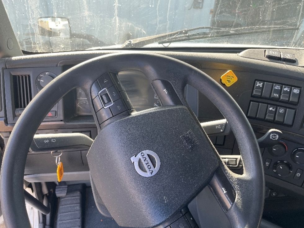 Sleeper Tractor-Heavy Duty Tractors-Volvo-2020-VNL64860-Fresno-CA-441,242\n\t\tmiles-$ 80,000 - Image 11