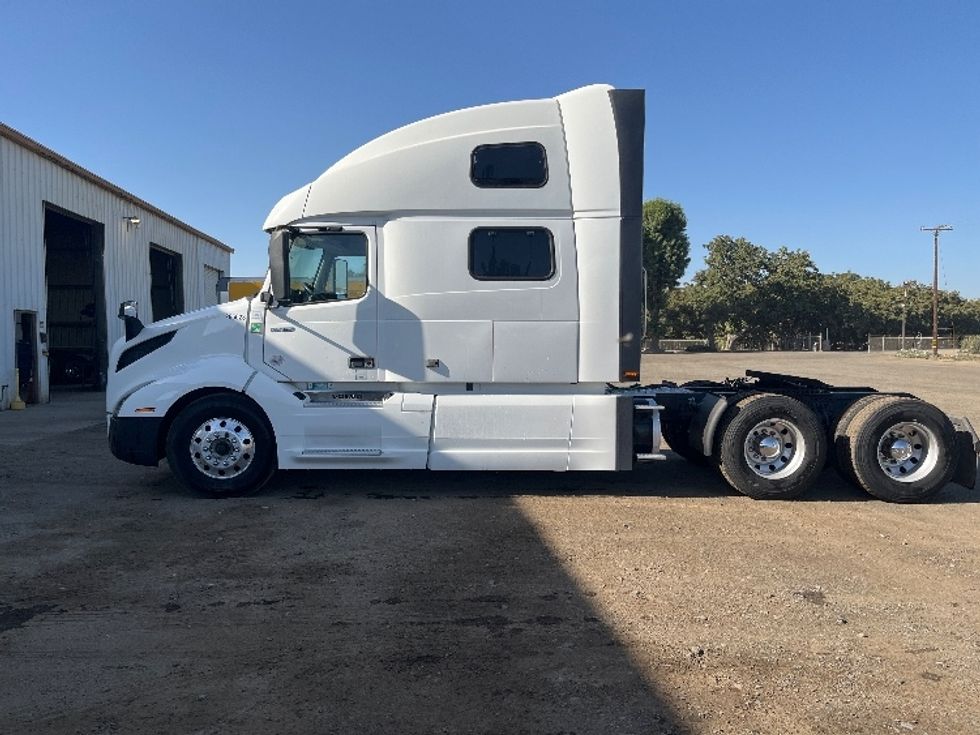 Sleeper Tractor-Heavy Duty Tractors-Volvo-2020-VNL64860-Fresno-CA-441,242\n\t\tmiles-$ 80,000 - Image 4