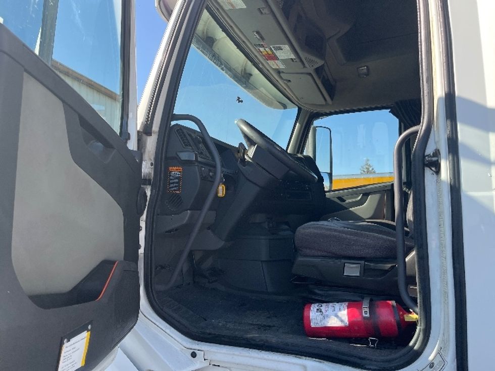 Sleeper Tractor-Heavy Duty Tractors-Volvo-2020-VNL64860-Fresno-CA-441,242\n\t\tmiles-$ 80,000 - Image 9