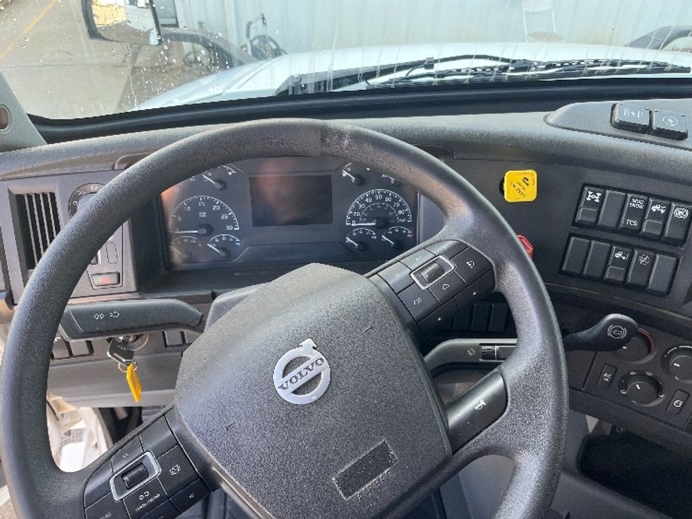 Sleeper Tractor-Heavy Duty Tractors-Volvo-2020-VNL64860-Fresno-CA-473,934\n\t\tmiles-$ 71,250 - Image 11