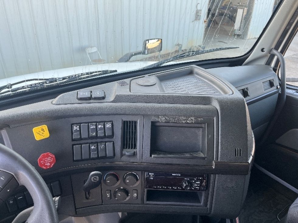 Sleeper Tractor-Heavy Duty Tractors-Volvo-2020-VNL64860-Fresno-CA-473,934\n\t\tmiles-$ 71,250 - Image 12