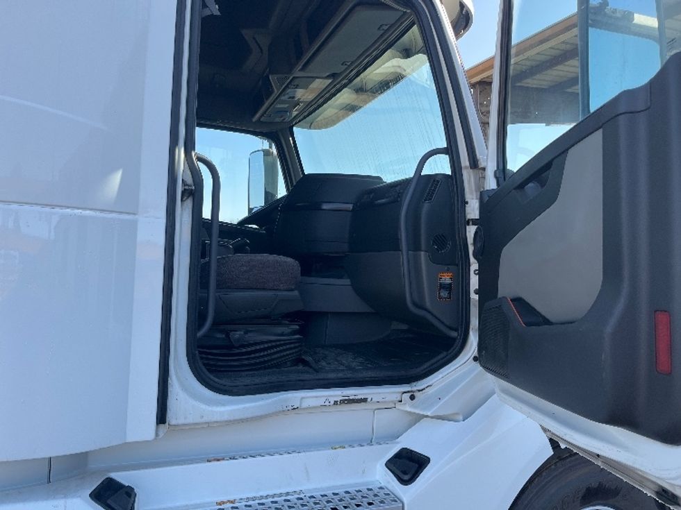 Sleeper Tractor-Heavy Duty Tractors-Volvo-2020-VNL64860-Fresno-CA-473,934\n\t\tmiles-$ 71,250 - Image 13