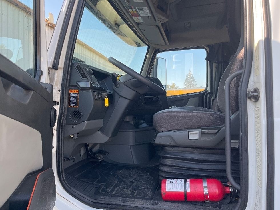 Sleeper Tractor-Heavy Duty Tractors-Volvo-2020-VNL64860-Fresno-CA-473,934\n\t\tmiles-$ 71,250 - Image 9