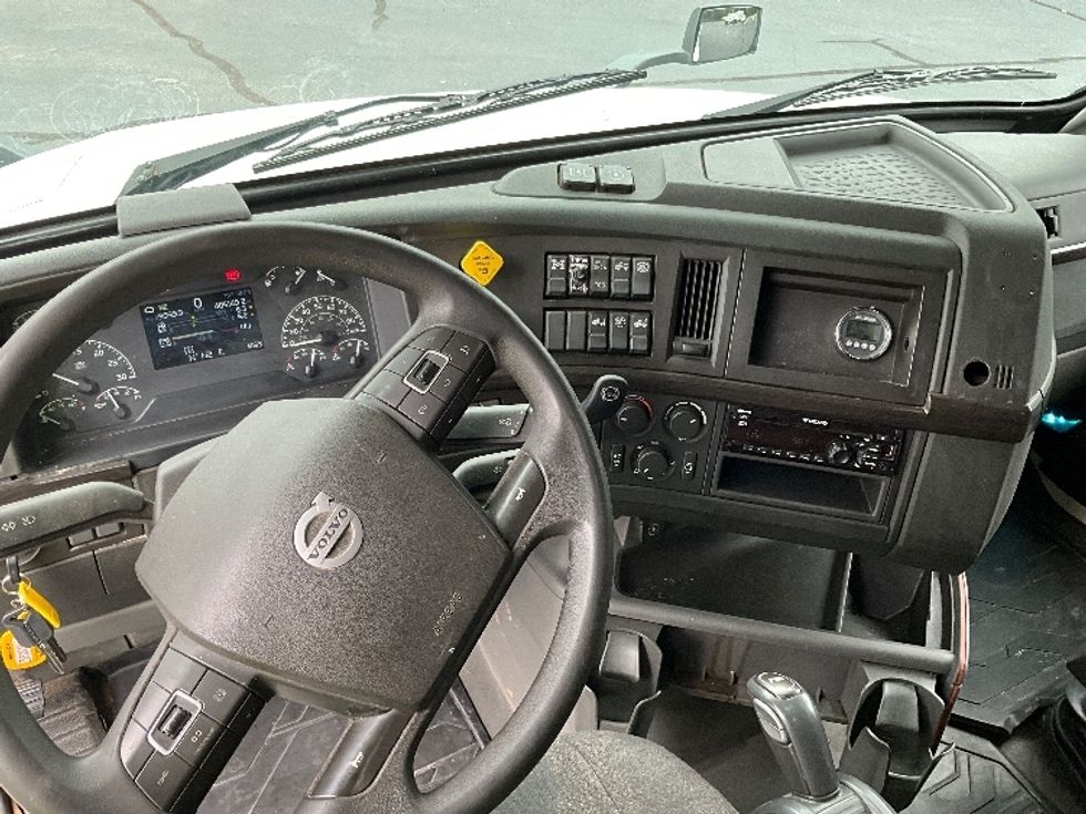 Sleeper Tractor-Heavy Duty Tractors-Volvo-2020-VNL64860-Kennesaw-GA-405,131\n\t\tmiles-$ 80,000 - Image 11