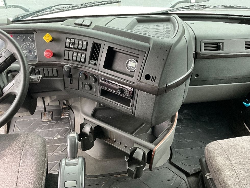 Sleeper Tractor-Heavy Duty Tractors-Volvo-2020-VNL64860-Kennesaw-GA-405,131\n\t\tmiles-$ 80,000 - Image 12