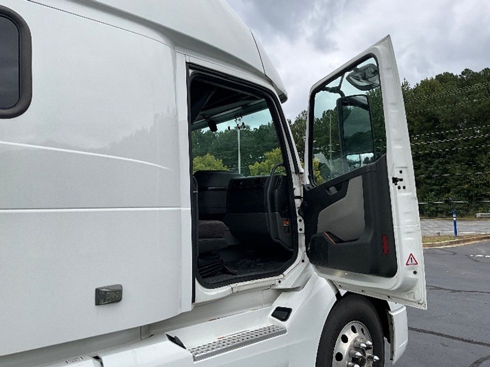 Sleeper Tractor-Heavy Duty Tractors-Volvo-2020-VNL64860-Kennesaw-GA-405,131\n\t\tmiles-$ 80,000 - Image 13