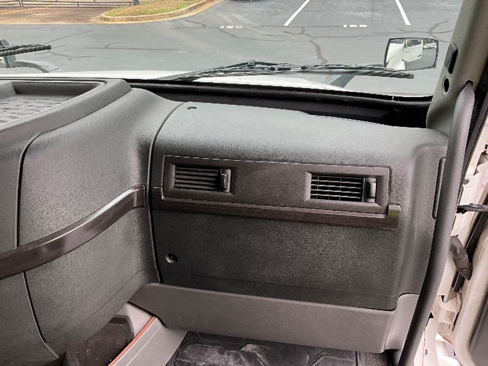 Sleeper Tractor-Heavy Duty Tractors-Volvo-2020-VNL64860-Kennesaw-GA-405,131\n\t\tmiles-$ 80,000 - Image 14