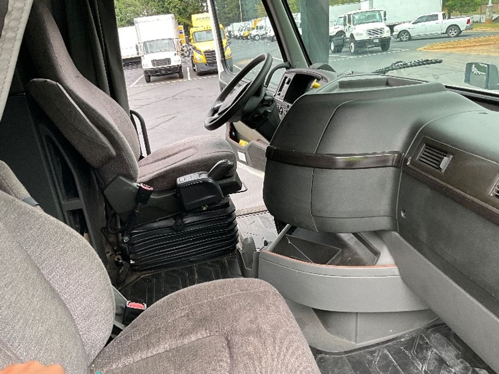 Sleeper Tractor-Heavy Duty Tractors-Volvo-2020-VNL64860-Kennesaw-GA-405,131\n\t\tmiles-$ 80,000 - Image 15