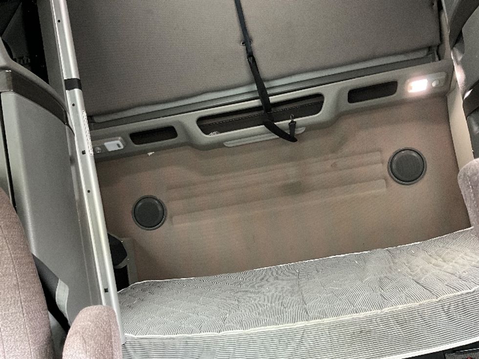 Sleeper Tractor-Heavy Duty Tractors-Volvo-2020-VNL64860-Kennesaw-GA-405,131\n\t\tmiles-$ 80,000 - Image 16