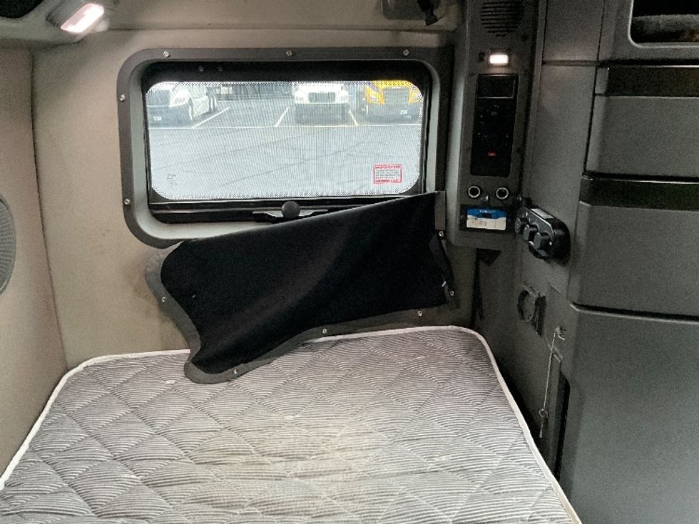 Sleeper Tractor-Heavy Duty Tractors-Volvo-2020-VNL64860-Kennesaw-GA-405,131\n\t\tmiles-$ 80,000 - Image 18