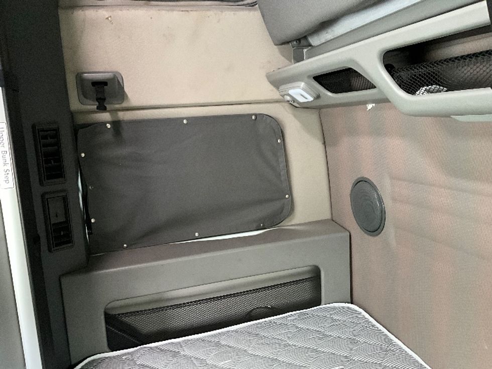 Sleeper Tractor-Heavy Duty Tractors-Volvo-2020-VNL64860-Kennesaw-GA-405,131\n\t\tmiles-$ 80,000 - Image 19