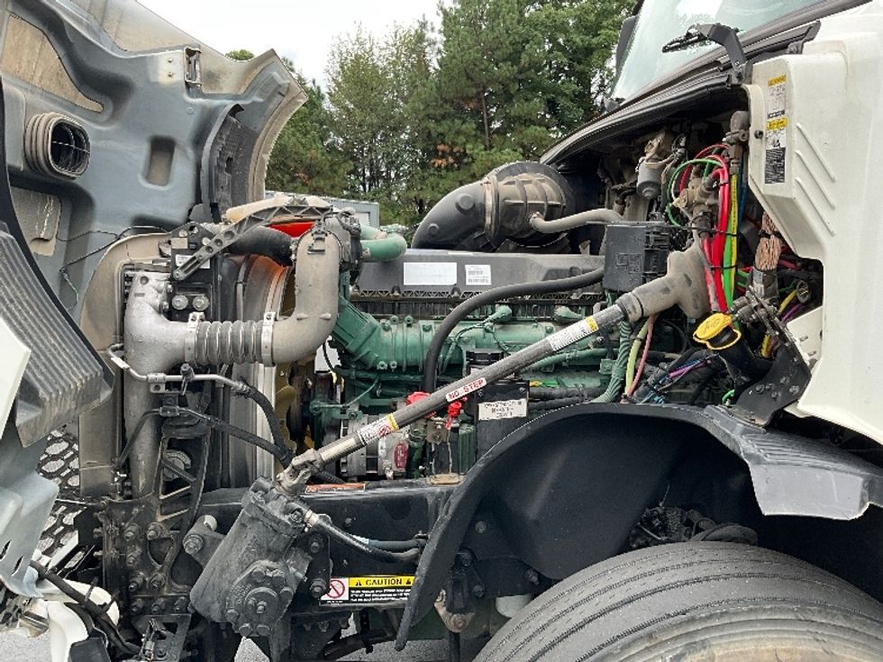 Sleeper Tractor-Heavy Duty Tractors-Volvo-2020-VNL64860-Kennesaw-GA-405,131\n\t\tmiles-$ 80,000 - Image 21
