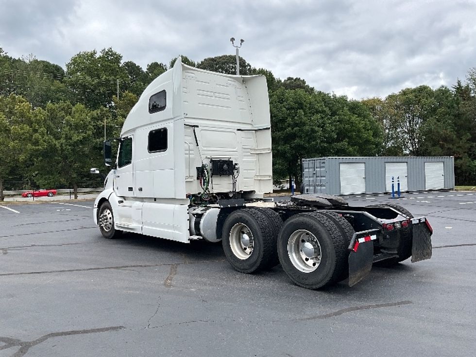 Sleeper Tractor-Heavy Duty Tractors-Volvo-2020-VNL64860-Kennesaw-GA-405,131\n\t\tmiles-$ 80,000 - Image 5