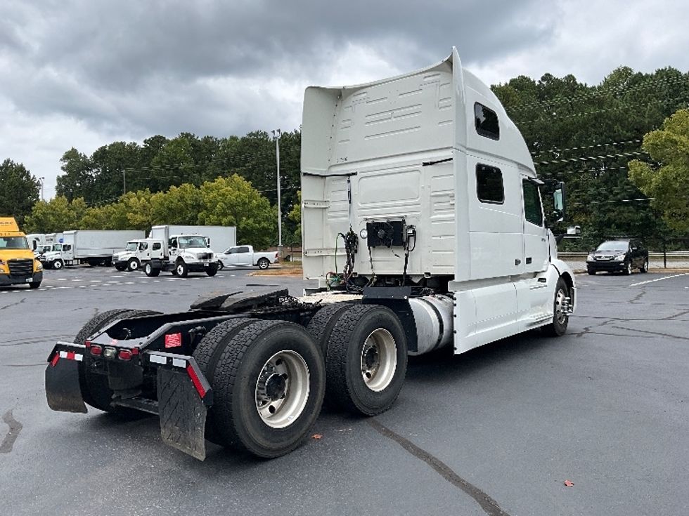 Sleeper Tractor-Heavy Duty Tractors-Volvo-2020-VNL64860-Kennesaw-GA-405,131\n\t\tmiles-$ 80,000 - Image 7