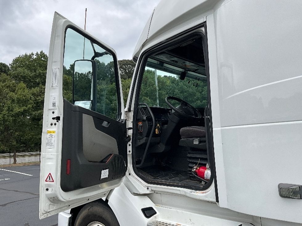 Sleeper Tractor-Heavy Duty Tractors-Volvo-2020-VNL64860-Kennesaw-GA-405,131\n\t\tmiles-$ 80,000 - Image 9