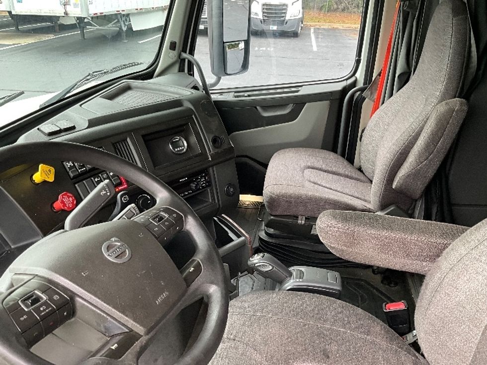 Sleeper Tractor-Heavy Duty Tractors-Volvo-2020-VNL64860-Kennesaw-GA-453,339\n\t\tmiles-$ 77,000 - Image 10