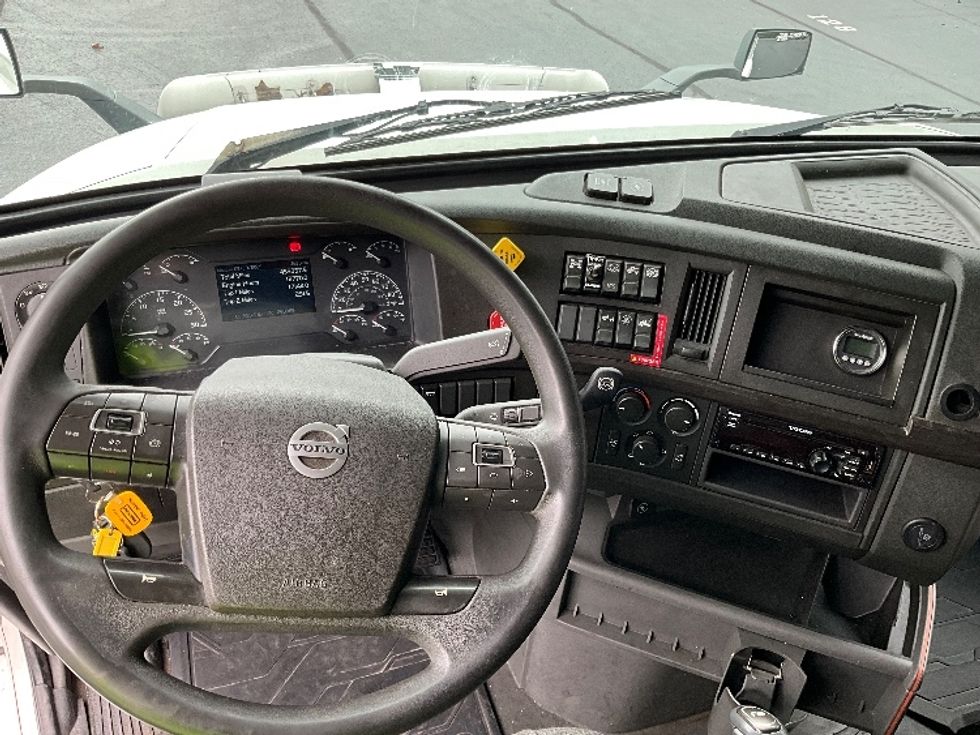 Sleeper Tractor-Heavy Duty Tractors-Volvo-2020-VNL64860-Kennesaw-GA-453,339\n\t\tmiles-$ 77,000 - Image 11
