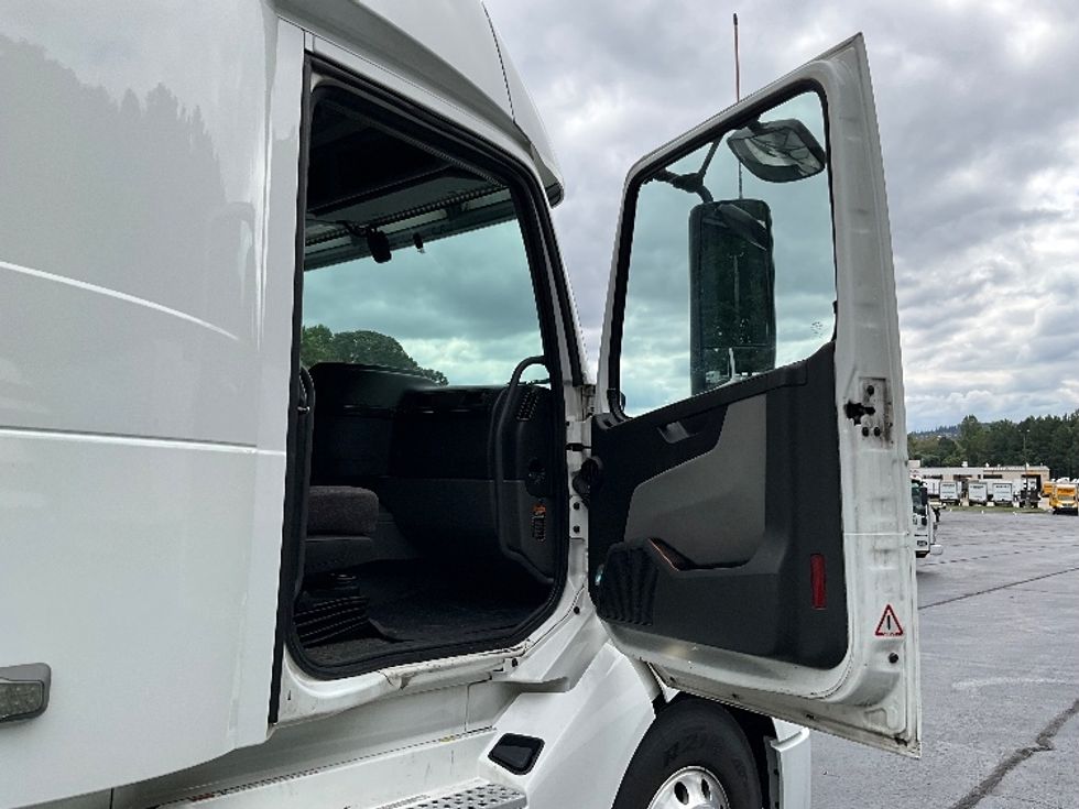 Sleeper Tractor-Heavy Duty Tractors-Volvo-2020-VNL64860-Kennesaw-GA-453,339\n\t\tmiles-$ 77,000 - Image 13