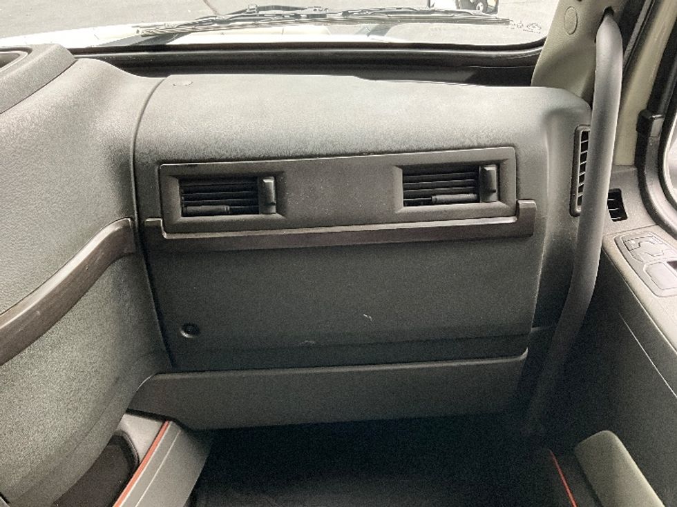 Sleeper Tractor-Heavy Duty Tractors-Volvo-2020-VNL64860-Kennesaw-GA-453,339\n\t\tmiles-$ 77,000 - Image 14