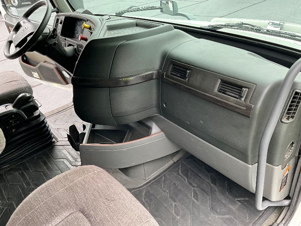 Sleeper Tractor-Heavy Duty Tractors-Volvo-2020-VNL64860-Kennesaw-GA-453,339\n\t\tmiles-$ 77,000 - Image 15