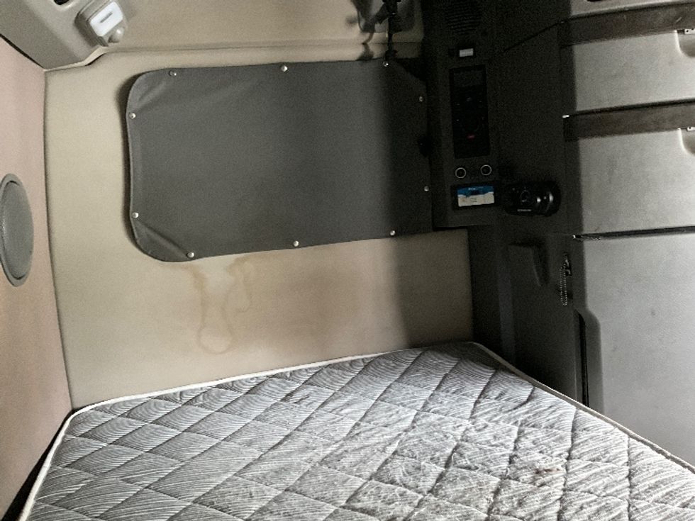 Sleeper Tractor-Heavy Duty Tractors-Volvo-2020-VNL64860-Kennesaw-GA-453,339\n\t\tmiles-$ 77,000 - Image 18