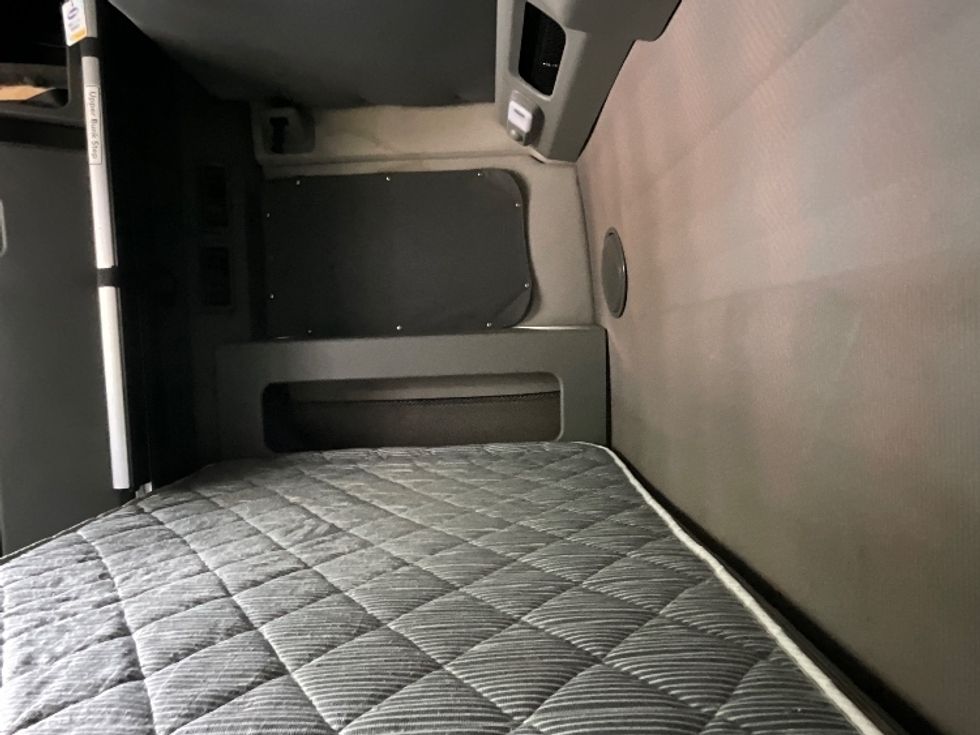 Sleeper Tractor-Heavy Duty Tractors-Volvo-2020-VNL64860-Kennesaw-GA-453,339\n\t\tmiles-$ 77,000 - Image 19