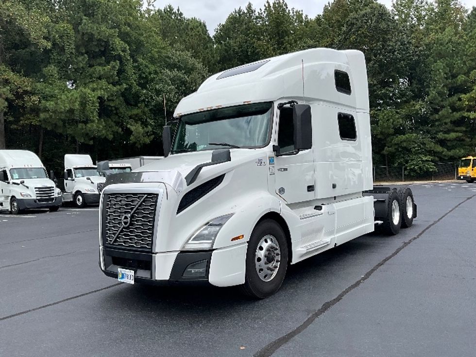 Sleeper Tractor-Heavy Duty Tractors-Volvo-2020-VNL64860-Kennesaw-GA-453,339\n\t\tmiles-$ 77,000 - Image 3