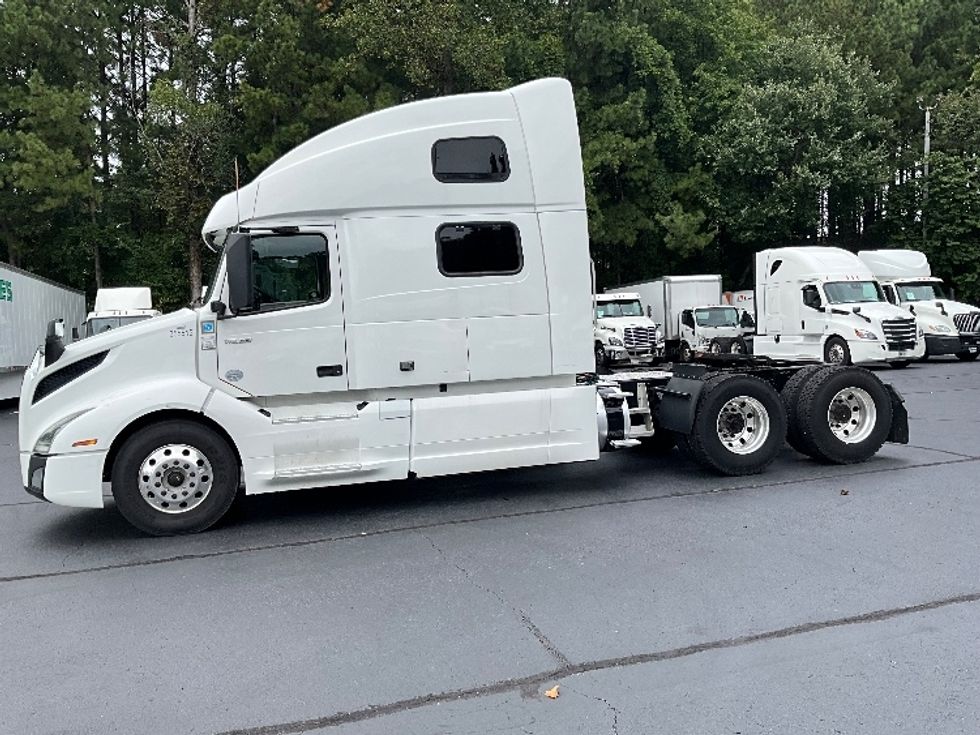 Sleeper Tractor-Heavy Duty Tractors-Volvo-2020-VNL64860-Kennesaw-GA-453,339\n\t\tmiles-$ 77,000 - Image 4