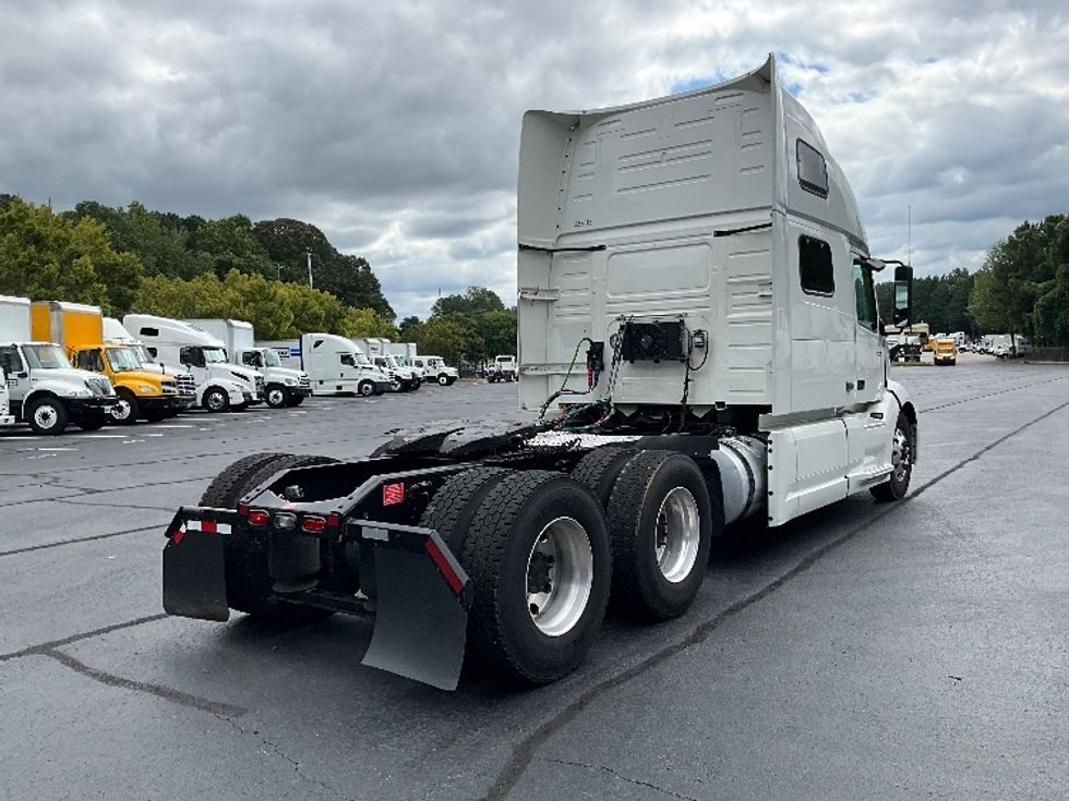 Sleeper Tractor-Heavy Duty Tractors-Volvo-2020-VNL64860-Kennesaw-GA-453,339\n\t\tmiles-$ 77,000 - Image 7