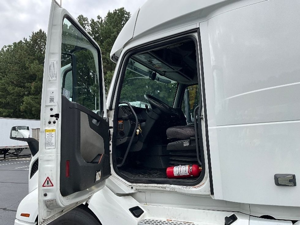 Sleeper Tractor-Heavy Duty Tractors-Volvo-2020-VNL64860-Kennesaw-GA-453,339\n\t\tmiles-$ 77,000 - Image 9