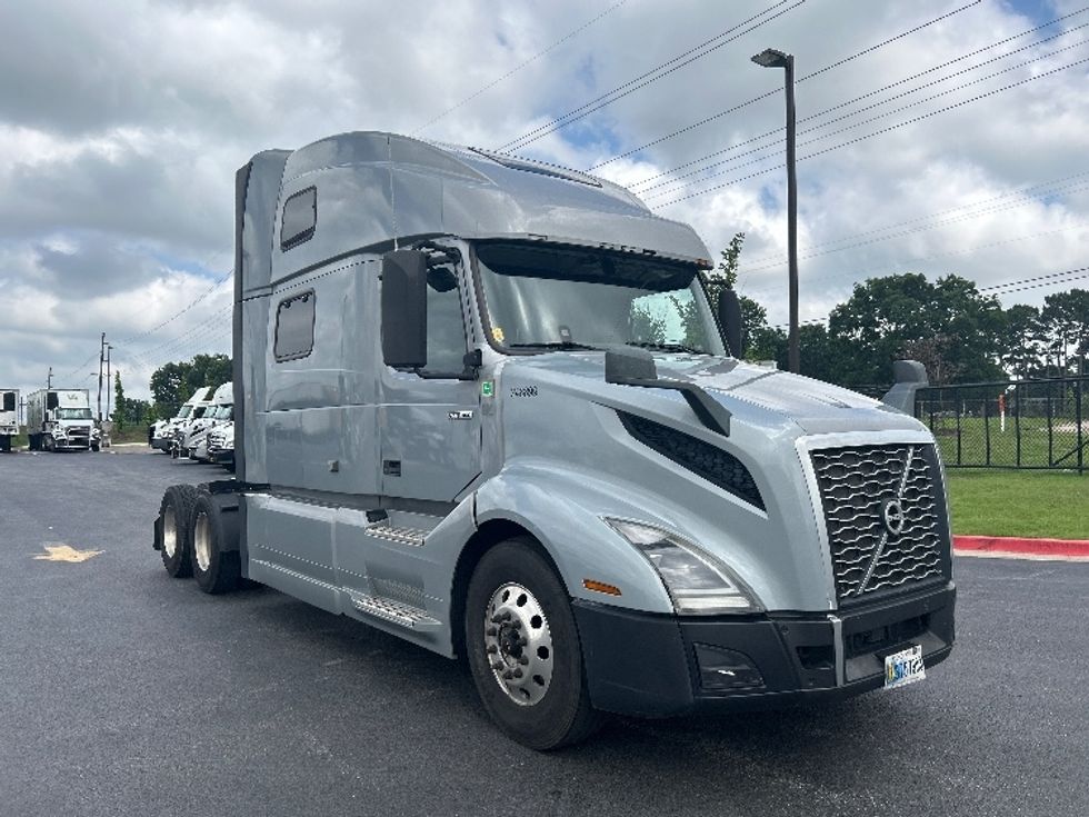 Sleeper Tractor-Heavy Duty Tractors-Volvo-2020-VNL64860-Lowell-AR-742,577\n\t\tmiles-$ 54,000 - Image 1