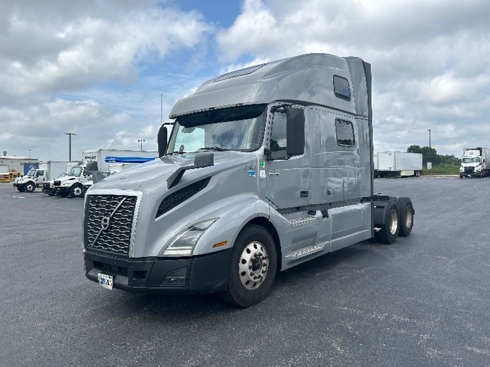 Sleeper Tractor-Heavy Duty Tractors-Volvo-2020-VNL64860-Lowell-AR-742,577\n\t\tmiles-$ 54,000 - Image 3