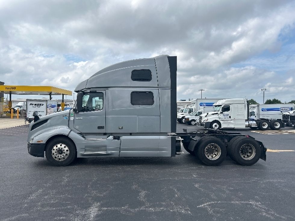 Sleeper Tractor-Heavy Duty Tractors-Volvo-2020-VNL64860-Lowell-AR-742,577\n\t\tmiles-$ 54,000 - Image 4