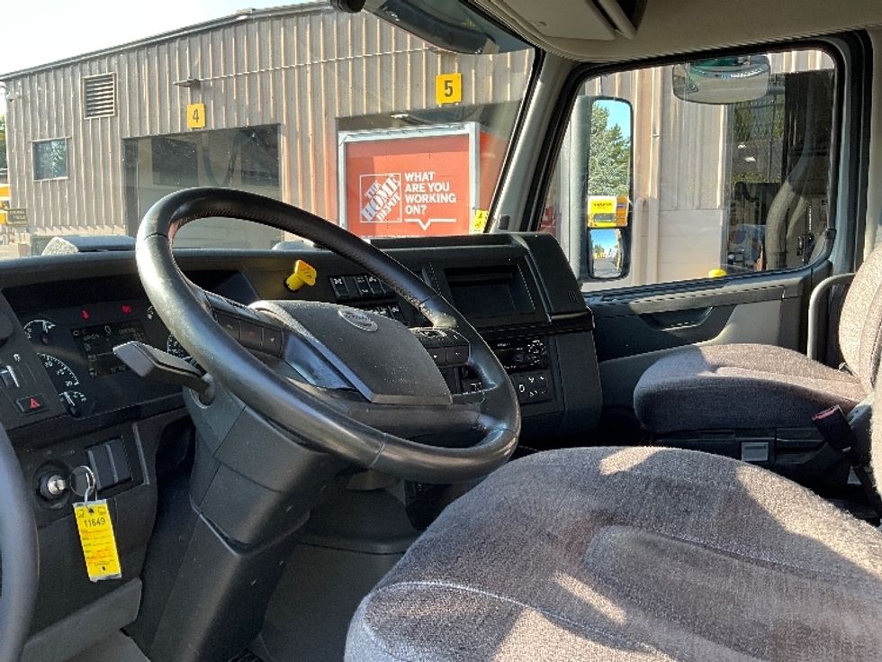 Sleeper Tractor-Heavy Duty Tractors-Volvo-2020-VNL64860-Portland-OR-594,348\n\t\tmiles-$ 70,250 - Image 10