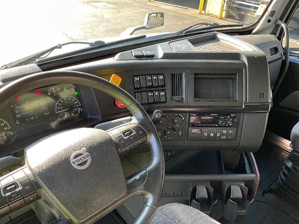 Sleeper Tractor-Heavy Duty Tractors-Volvo-2020-VNL64860-Portland-OR-594,348\n\t\tmiles-$ 70,250 - Image 12