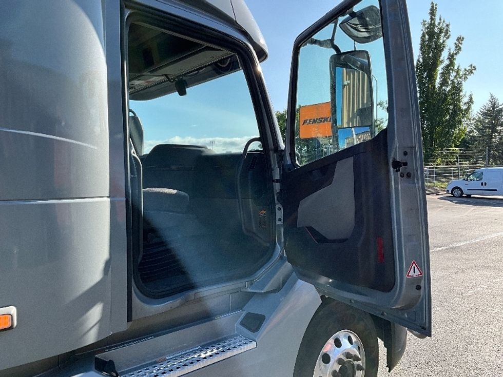 Sleeper Tractor-Heavy Duty Tractors-Volvo-2020-VNL64860-Portland-OR-594,348\n\t\tmiles-$ 70,250 - Image 13
