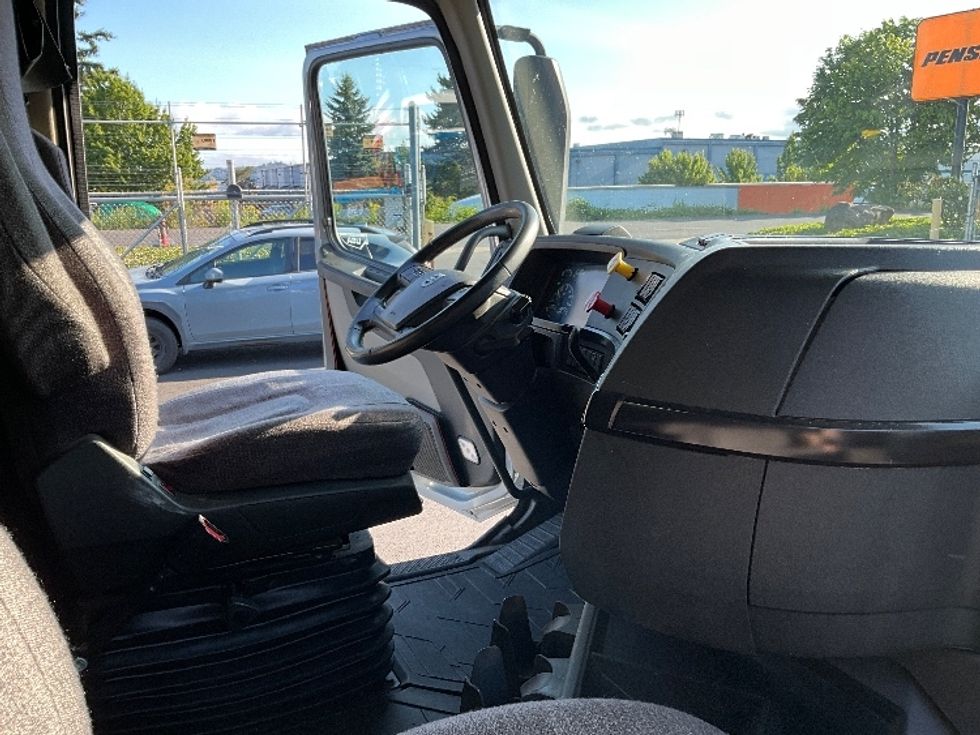 Sleeper Tractor-Heavy Duty Tractors-Volvo-2020-VNL64860-Portland-OR-594,348\n\t\tmiles-$ 70,250 - Image 15