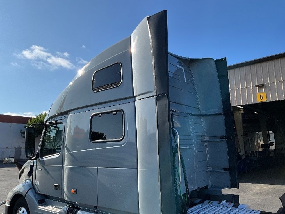 Sleeper Tractor-Heavy Duty Tractors-Volvo-2020-VNL64860-Portland-OR-594,348\n\t\tmiles-$ 70,250 - Image 22