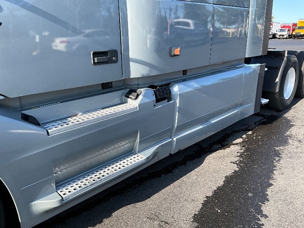 Sleeper Tractor-Heavy Duty Tractors-Volvo-2020-VNL64860-Portland-OR-594,348\n\t\tmiles-$ 70,250 - Image 24