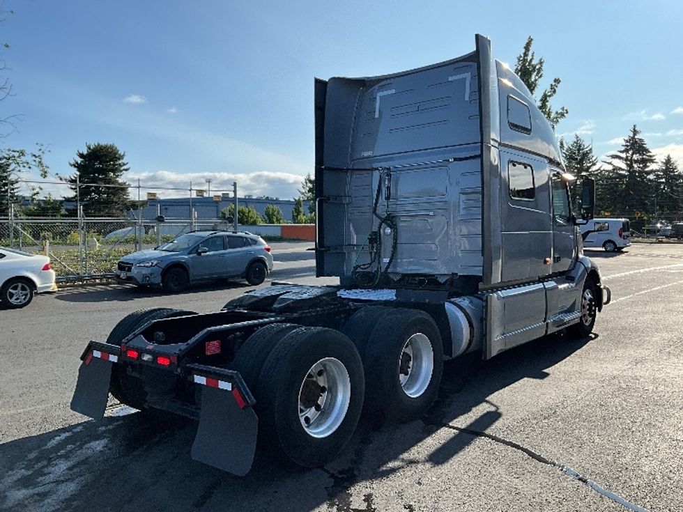 Sleeper Tractor-Heavy Duty Tractors-Volvo-2020-VNL64860-Portland-OR-594,348\n\t\tmiles-$ 70,250 - Image 7