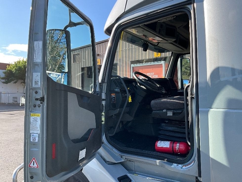 Sleeper Tractor-Heavy Duty Tractors-Volvo-2020-VNL64860-Portland-OR-594,348\n\t\tmiles-$ 70,250 - Image 9