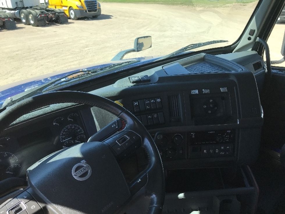 Sleeper Tractor-Heavy Duty Tractors-Volvo-2020-VNL64860-Sioux Falls-SD-513,736\n\t\tmiles-$ 69,250 - Image 10
